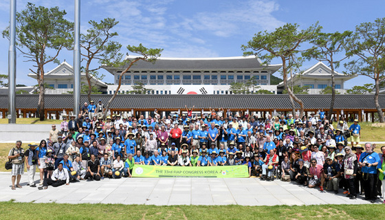 NSP통신-국제사진예술연맹 회원들이 도청을 방문 후 기념촬영을 하고 있다. (경북도)