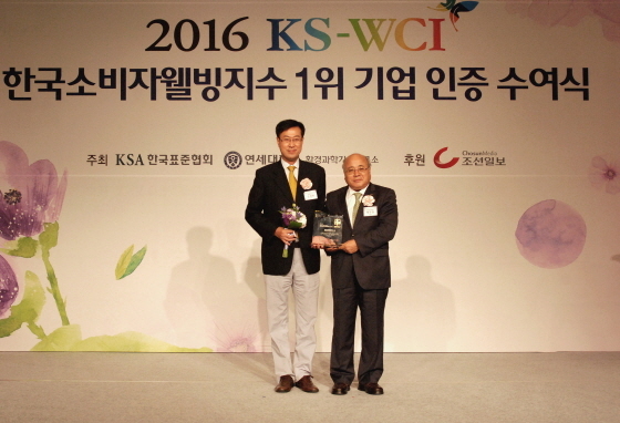 NSP통신-손경현 일동후디스 마케팅 상무이사(왼쪽)와 백수현 한국표준협회 회장이 25일 서울 리츠칼튼호텔에서 열린 한국소비자웰빙지수 1위 기업 인증 수여식에서 기념촬영을 하고 있다. (일동후디스 제공)