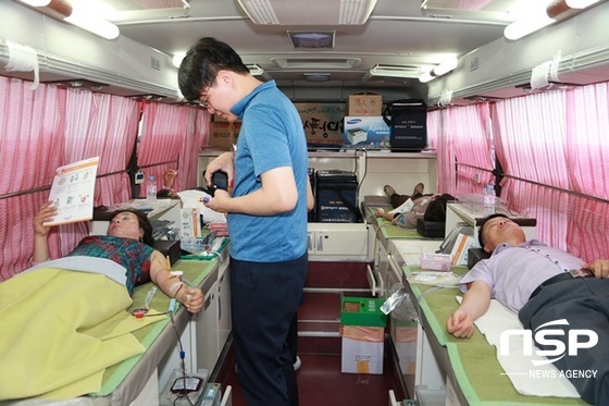 NSP통신-전남교육청 직원들이 29일 사랑의 헌혈 운동에 동참하고 있다. (전남교육청)