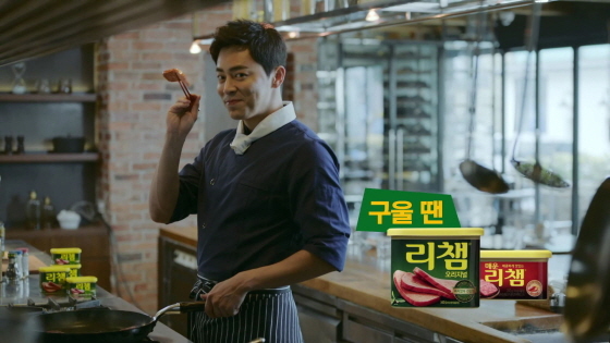 NSP통신-동원F&B가 배우 조정석을 모델로 한 캔햄 리챔의 신규 TV CF를 선보였다. (동원F&B 제공)