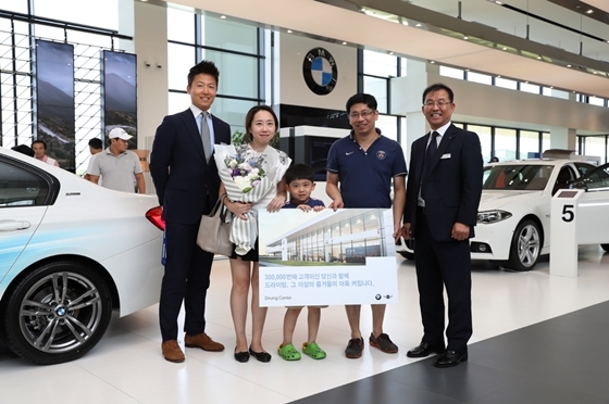 NSP통신-BMW 드라이빙 센터에서 30만 번째 내방고객인 오창현씨 가족이 기념 촬영을 하고 있다. (BMW 코리아)