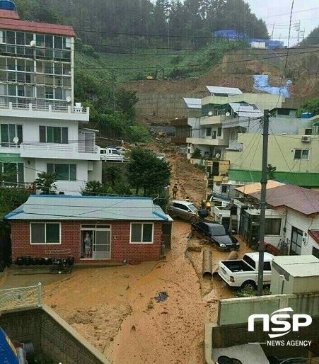 NSP통신-울릉읍 도동 국민주택 현장에서 토사가 밀려내려와 주택및 도로침수 (울릉군청)