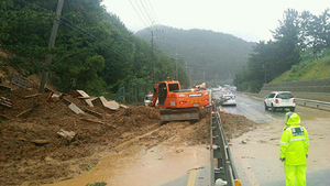 [NSP PHOTO]영덕 7번국도 포항방향 산사태 발생