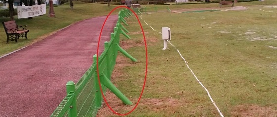 NSP통신-돌출된 받침대(붉은원)로 위험요소가 있으며 골프장을 위한 로프로프로 인해 잔디관리가 불가능하다