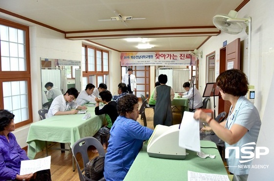 NSP통신-화순전남대병원 의료진들이 고흥의 의료소외지대에서 찾아가는 진료를 펼치고 있다. (화순전남대병원)