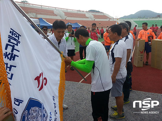 NSP통신-50대부 우승팀 시상장면, 전라북도 전주시가 울산 울주군을 1;0으로 이기고 50대부 우승을 차지했다.