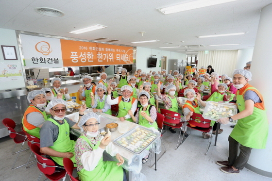 NSP통신-한화건설 봉사단이 서울시 중구 중림종합사회복지관을 찾아 이웃들에게 전달 할 송편를 빚고 있다.