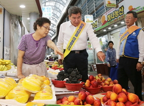 [NSP PHOTO]대구은행, 추석맞이 전통시장 살리기 장보기 나서