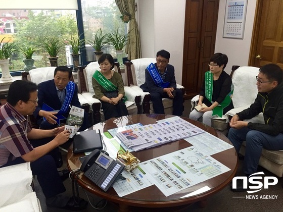 NSP통신-장흥군이 지난 6일 광주 광산구를 찾아 2016장흥국제통합의학박람회 홍보활동을 하고 있다. (장흥군)