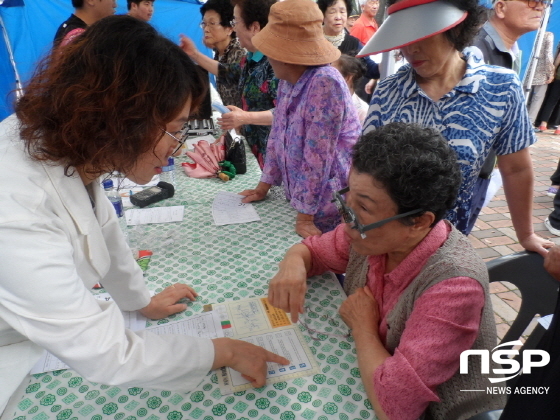 NSP통신-포항 선린대 안경광학과 학생들이 2016년 한가위 어울림한마당잔치에 참여해 눈 건강상담 등 봉사활동을 하고 있다. (선린대학교)