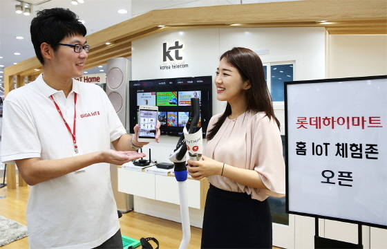 NSP통신-9일 서울 송파구 하이마트 월드타워점 홈 IoT 체험존에서 고객이 스마트폰으로 홈 IoT 서비스를 적용한 가전제품을 시연해보고 있다. (롯데하이마트 제공)