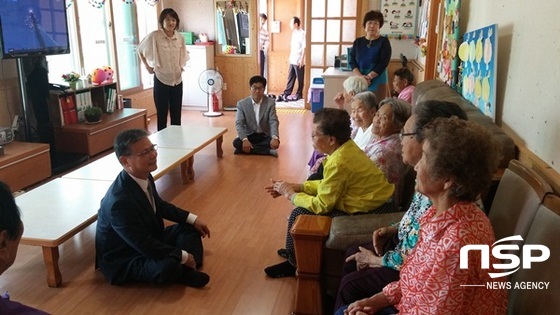 NSP통신-박찬주 곡성교육장이 지난 9일 곡성군 관내 사회복지시설을 찾아 위문하고 있다. (곡성교육지원청)