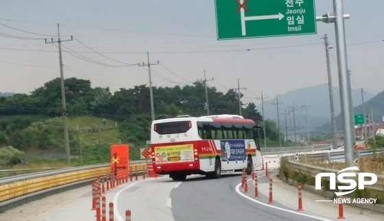 NSP통신-국평교차로 진입각도가 90도에 달해 특히 대형차량들이 진입에 어려움을 겪고있는 모습