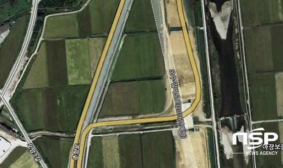NSP통신-진출입각도가 90도에 달해 주민들이 불편을 호소하고 있는 국평교차로(오른쪽)