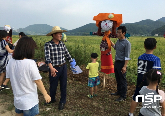 NSP통신-여수시 소라면 이장협의회, 주민자치위원회, YMCA 회원 등이 현천 가사리 마을이 허수아비가 사는 들녘을 조성 풍요로운 가을을 기원하고 있다. (여수시)