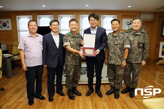 NSP통신-김성 장흥군수가 최근 제31보병사단장으로부터 감사패를 전달받고 있다. (장흥군)