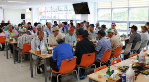 [NSP PHOTO]풀무원 이씨엠디, 추석맞이 지역 어르신 초청 먹거리 나눔 행사