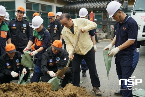 NSP통신-최양식 경주시장이 모래자루에 흙을 담고 있다 (경주시)