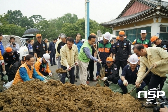 NSP통신-김석기 국회의원, 김관용 경북지사, 최양식 경주시장이 복구에 참여하고 있다. (경주시)