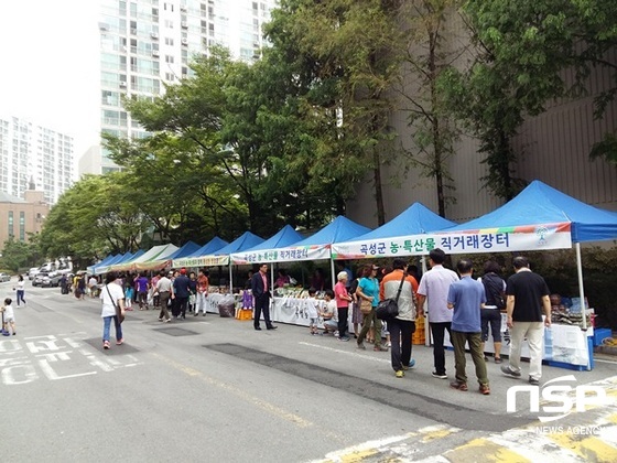 NSP통신-곡성군이 최근 수도권 일대에서 추석을 맞아 개최한 농·특산물 직거래장터. (곡성군)