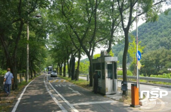 NSP통신-보경사 군립공원 진입로에서 주차료를 징수하고 있다.