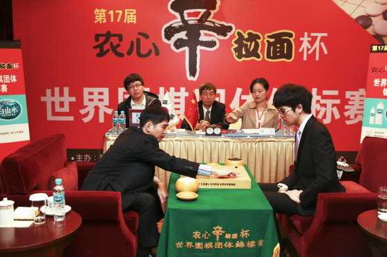 NSP통신-이세돌(앞줄 왼쪽) 9단이 지난 3월 중국 상하이에서 열린 제17회 농심신라면배 세계바둑최강전에서 중국의 커제 9단과 결승대국을 치르고 있다. (농심 제공)