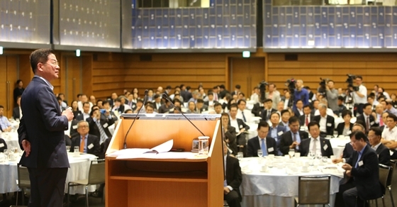 NSP통신-성영훈 국민권익위원회 위원장 초청 간담회 : 성영훈 국민권익위원회 위원장이 청탁금지법, 투명한 사회로 도약하는 새로운 전환점이라는 주제로 강연을 하고 있다. (대한상의)