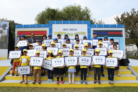 NSP통신-제8회 대한민국 어린이 안전 퀴즈대회의 수상자들이 기념촬영을 하고 있는 모습 (현대차)