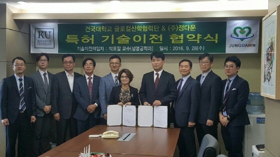 NSP통신-김선철 정다운 대표(가운데 오른쪽)와 노영희 건국대 산학협력단장(가운데 왼쪽)이 기술이전 계약 체결 후 기념촬영을 하고 있다. (이지바이오 제공)