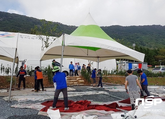 NSP통신-장흥군 공직자들이 5일 장흥국제통합의학박람회장을 복구하고 있다. (장흥군)