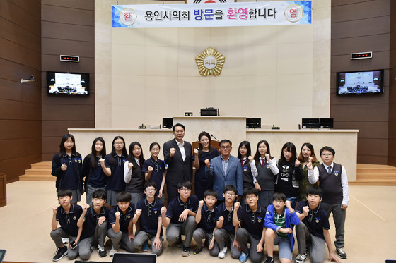 NSP통신-6일 서원중학교 1학년 20여 명의 학생이 용인시의회를 방문해 의회의 기능과 역할 등에 대해 배우는 뜻깊은 시간이 됐다. (용인시의회 제공)