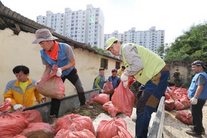 [NSP PHOTO]포스코 포항제철소 직원들, 태풍 차바 피해 복구에 구슬땀