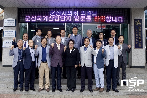 NSP통신-군산시의회 박정희 의장(앞줄 가운데)을 비롯한 경제건설위원들이 군산 국가산단 경영자협의회와 지역경제 활성화를 위한 간담회를 갖고 기념촬영을 하고 있다.