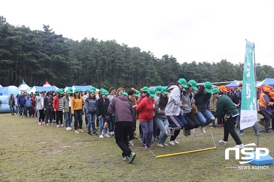 NSP통신-순천향대천안병원은 지난 8일 천안 독립기념관 솔숲쉼터에서 노사화합 체육대회를 개최했다. 교직원들이 다채로운 단체게임을 함께 즐기며 화합과 친목을 다지고 있다 (순천향대천안병원)