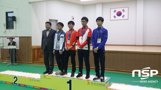NSP통신-한국바둑고 이용빈 선수가 전국체전 고등부 혼성개인전서 우승한 뒤 금메달 시상대에 올라있다. (전남교육청)