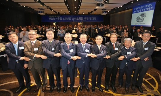 NSP통신-자동차부품산업진흥재단 이영섭 이사장(왼쪽 네번째)과 현대차그룹 박광식 부사장(왼쪽 다섯번째)을 비롯한 행사참가자들이 기념촬영을 하고 있는 모습. (현대차)