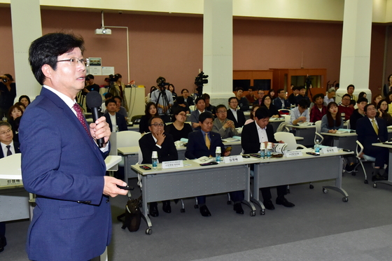 NSP통신-염태영 수원시장이 발표를 하고 있다.(사진=수원시청 제공)