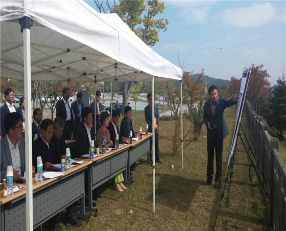 NSP통신-경기도의회 안전행정위원회 위원들이 공유재산 관리계획안 설명회를 경청하는 모습.(사진제공=경기도의회)