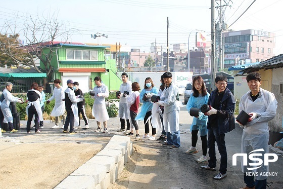 NSP통신-순천향대천안병원 의료기사연합회는 지난 15일 연탄배달봉사를 통해 따뜻한 이웃사랑을 실천했다. 50여명의 회원들이 줄지어 연탄을 배달하고 있다. (순천향대천안병원)