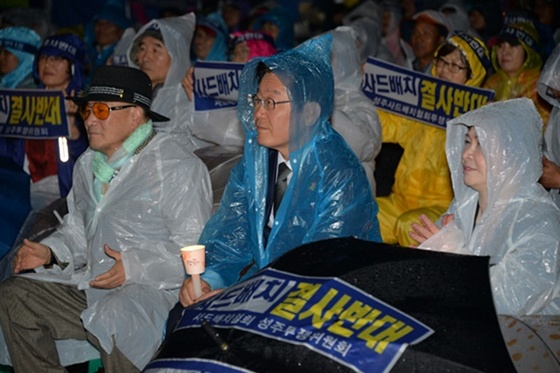 NSP통신-지난 16일 오후 경북 성주와 김천에서 각각 열린 사드 배치 반대 촛불문화제에 참석한 이재명 성남시장 (성남시 제공)