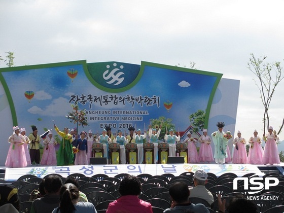 NSP통신-곡성군 한우리예술단이 지난 17일 장흥국제통합의학박람회에서 신명나는 공연을 선보이고 있다. (곡성군)