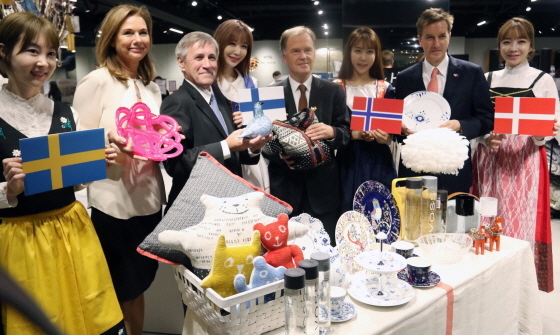 NSP통신-신세계백화점이 강남점에서 23일까지 5일간 북유럽 라이프스타일 페어를 진행하고 있는 가운데 행사 첫날인 19일 토마스 리만 덴마크 대사·얀 그레브스타드 노르웨이 대사·에로 수오미넨 핀란드 대사·안 회그룬드 스웨덴 대사(왼쪽부터)가 모델들과 함께 자국의 브랜드 제품을 홍보하고 있다. (신세계 제공)
