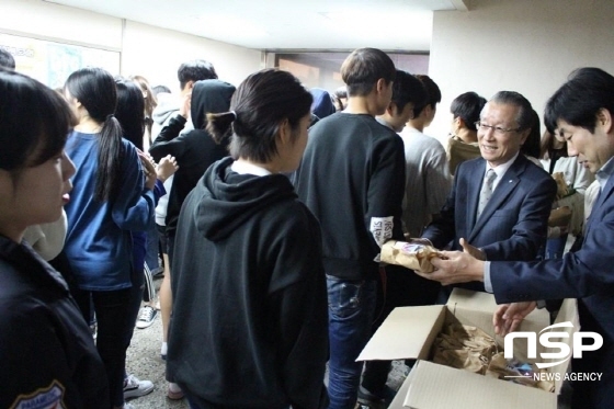 NSP통신-변효철 총장이 중간고사를 맞아 도서관 앞에서 재학생들에게 간식을 나눠 주고 있다. (선린대학교)