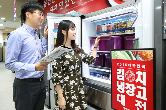 NSP통신-하이마트 매장을 찾은 고객들이 김치냉장고 제품을 둘러보고 있다. (롯데하이마트 제공)