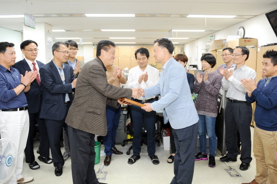 NSP통신-유영봉 부시장(우)이 김선조 공보관에게 칭찬표식을 전달하는 모습. (오산시청 제공)