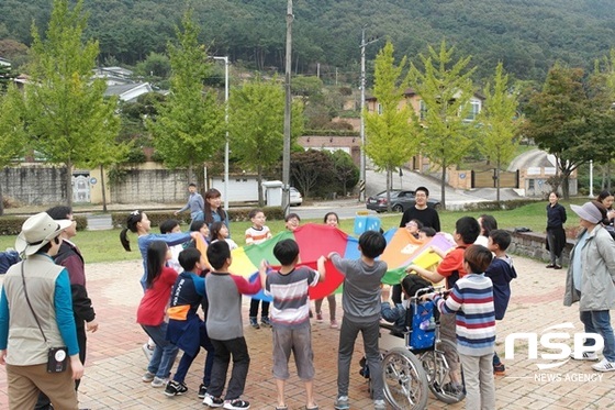 NSP통신-화순전남대병원의 건강나누리 캠프에 참가한 어린이들이 숲속 힐링 트레킹 등을 비롯해 놀이 프로그램을 함께하며 즐거워하고 있다. (화순전남대병원)