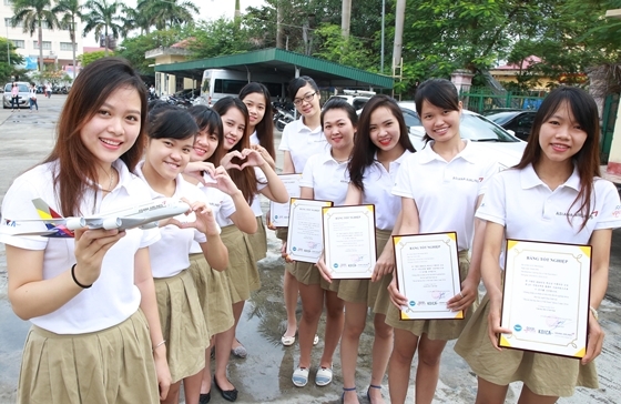 NSP통신-25일(화) 베트남 하노이 하이즈엉성(省) 3·8직업훈련센터에서 열린 2016 베트남-아름다운 교실 수료식에서 교육수료생들이 기념촬영을 하고 있다.