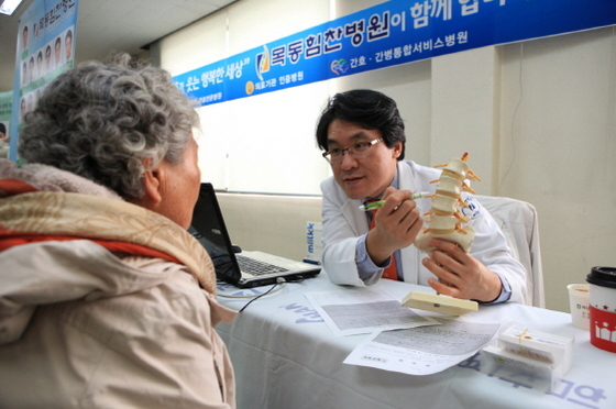 NSP통신-목동힘찬병원 홍용표 원장이 척추질환에 대해 설명하고 있다 (힘찬병원 제공)