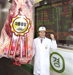 NSP통신-신영수 동원홈푸드 대표가 제19회 전국한우능력평가대회에서 대통령상 수상 한우를 낙찰 받은 뒤 기념촬영을 하고 있다. (동원홈푸드 제공)