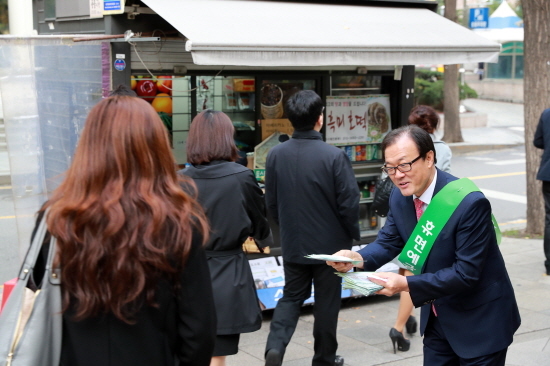 NSP통신-광화문역에서 휴면예금 찾아주기 팜플렛을 나눠주고 있다